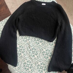 Cropped black sweater with flare sleeves